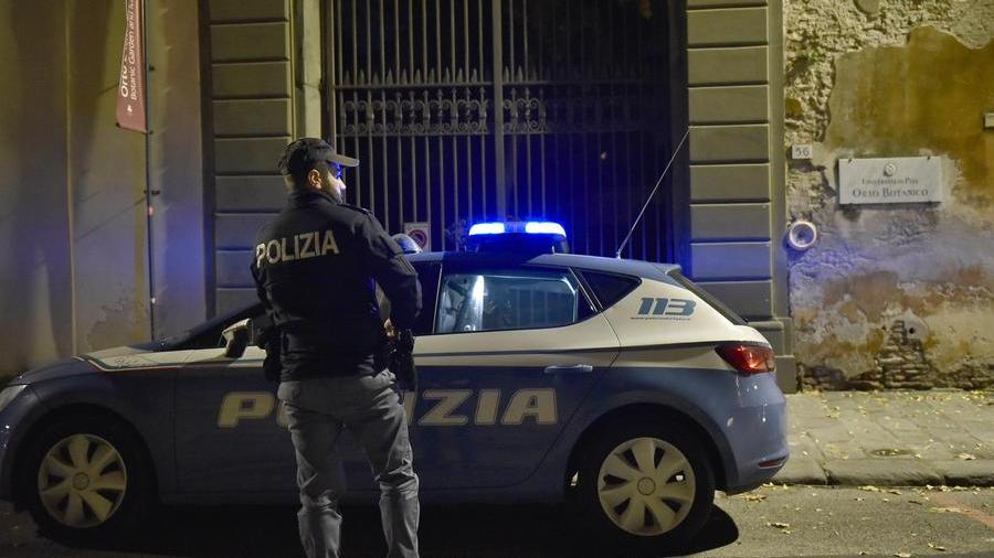 Pisa, ragazza minaccia di gettarsi dal balcone dopo una delusione amorosa: salvata dalla polizia