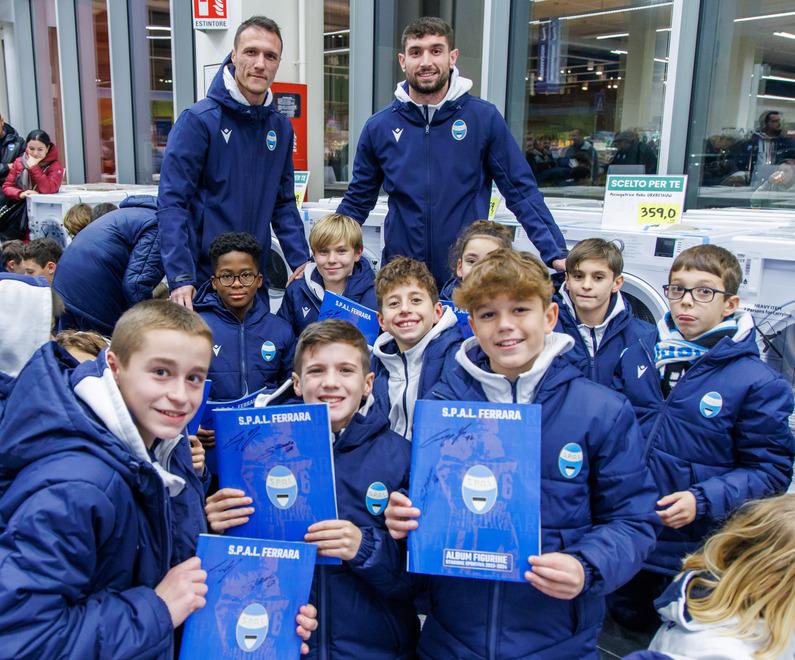 Ferrara, piccoli tifosi in festa con le figurine della Spal