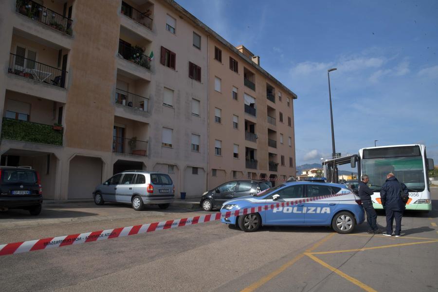 La polizia di fronte alla palazzina popolare n via Petta dove è avvenuta l’aggressione (foto Vanna Sanna)