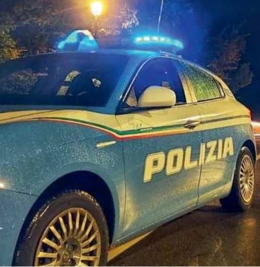 Grosseto, padre e figlio litigano e i poliziotti intervengono per calmarli. I due si coalizzano e se la prendono con gli agenti:«Vi ammazzo tutti e due»