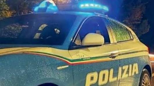Grosseto, padre e figlio litigano e i poliziotti intervengono per calmarli. I due si coalizzano e se la prendono con gli agenti:«Vi ammazzo tutti e due»