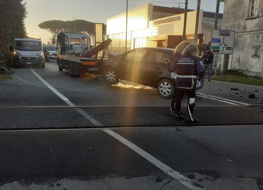 Viareggio, scontro frontale tra due auto sui binari: il macchinista miracolosamente ferma il treno