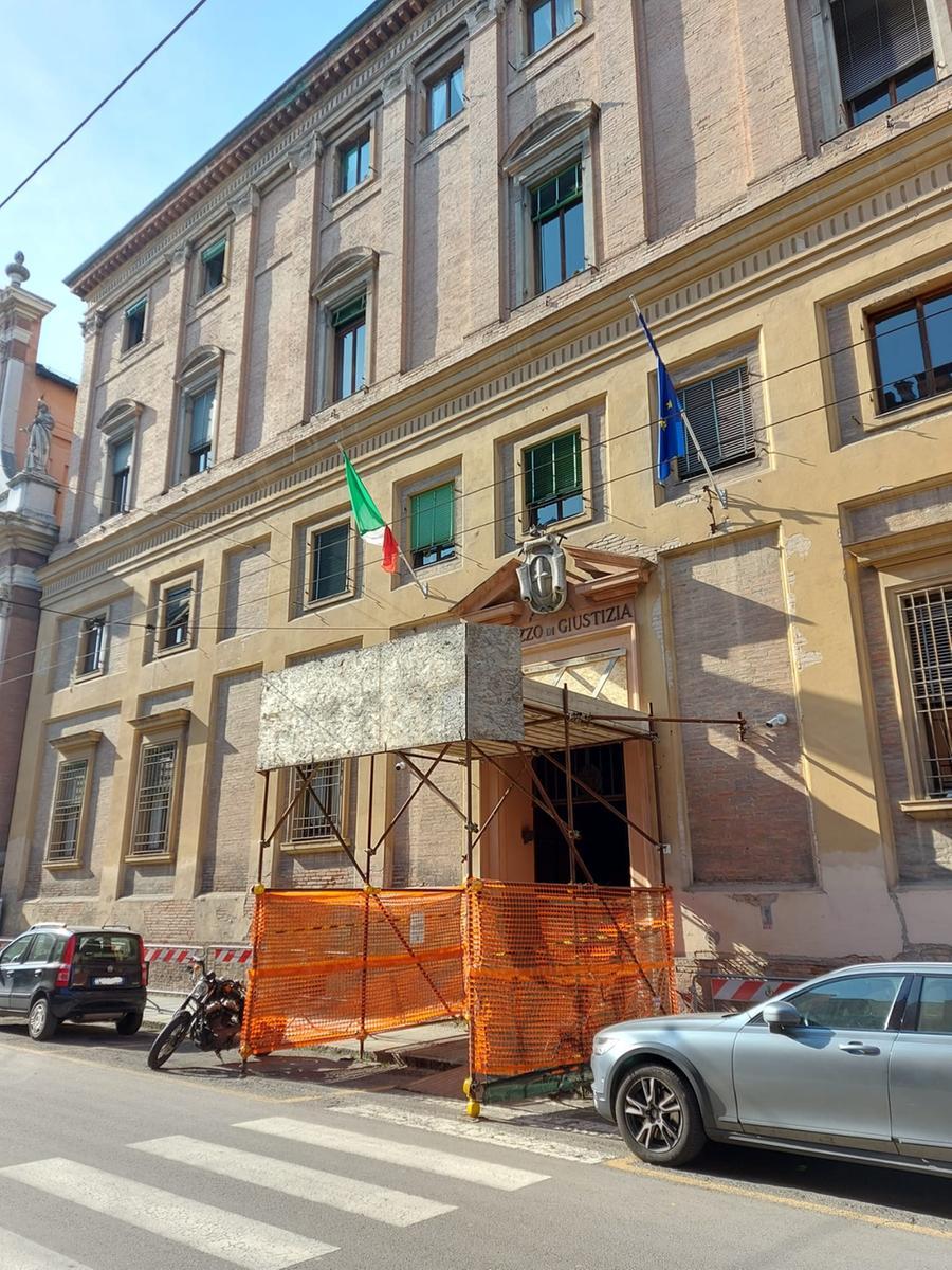 Modena, no vax in tribunale: è caos