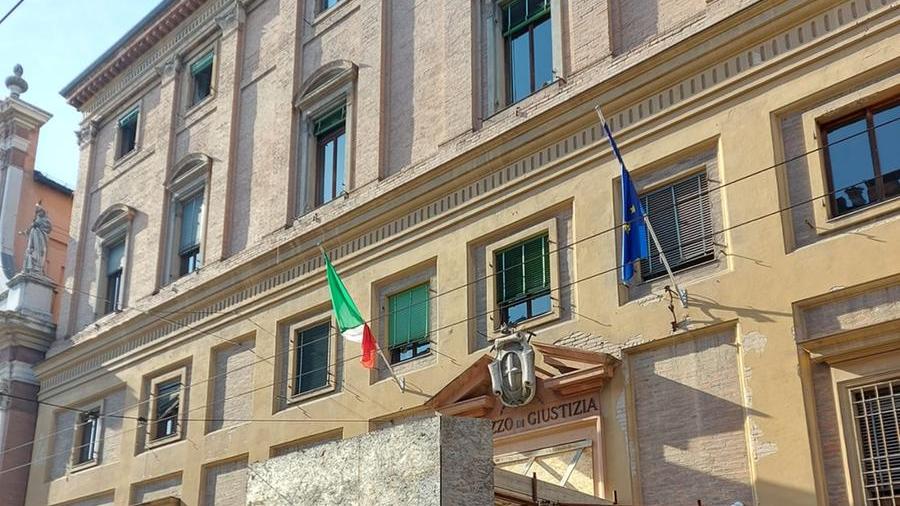 Modena, no vax in tribunale: è caos