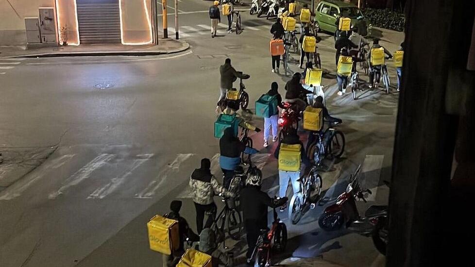 Firenze, la rivolta dei rider è sempre più forte: stavolta in 50 contro il rapinatore – Video