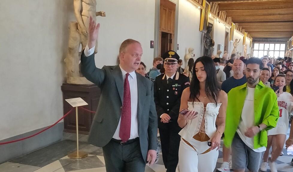 Firenze, Schmidt nell'ultimo giorno agli Uffizi parla già da candidato della destra: «Ecco le idee per la mia Firenze»