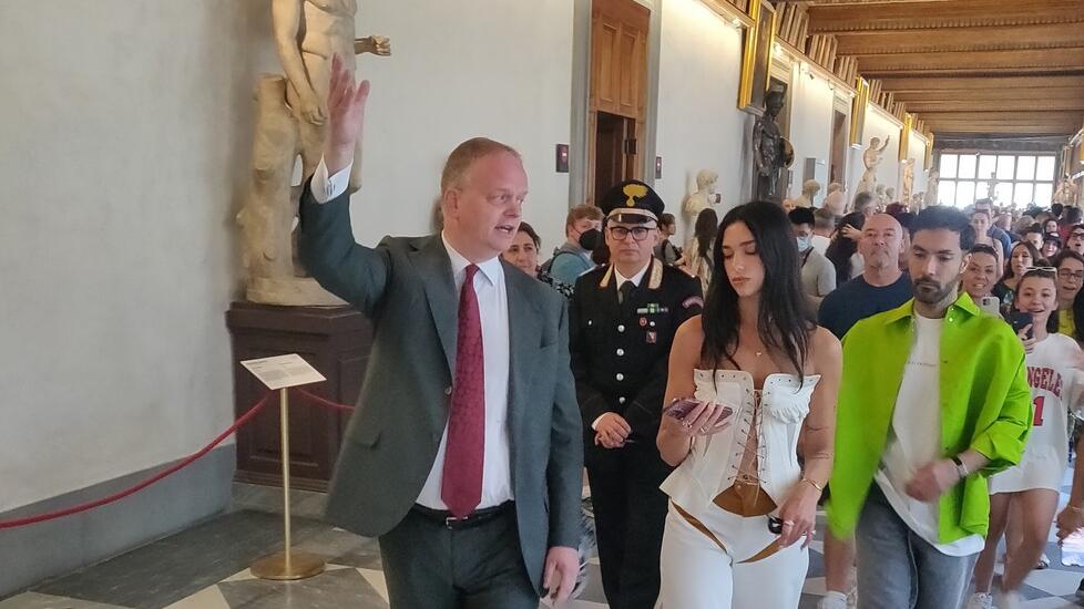 Firenze, Schmidt nell'ultimo giorno agli Uffizi parla già da candidato della destra: «Ecco le idee per la mia Firenze»