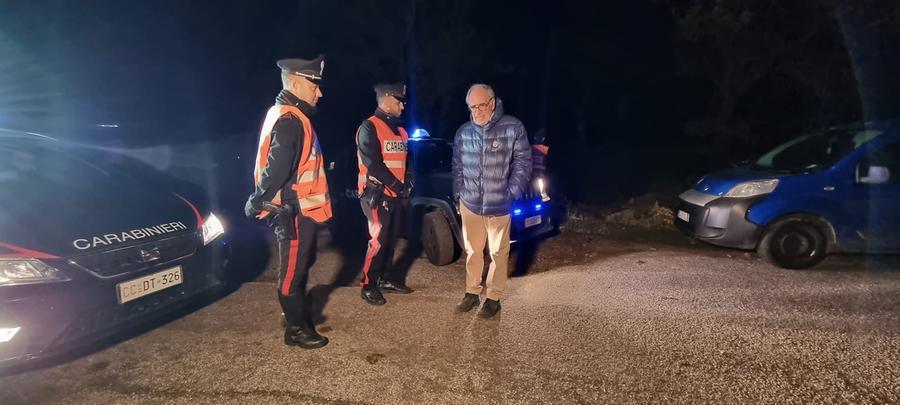 
	I carabinieri col sindaco di Gavoi Salvatore Lai (foto Massimo Locci)

