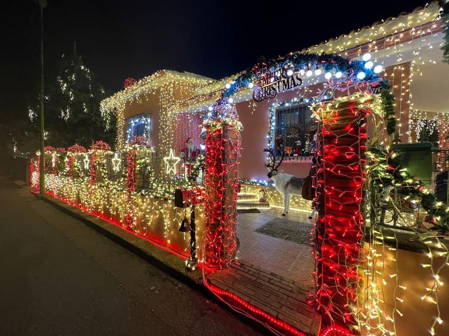 A Senorbì la casa di Babbo Natale: 50mila led per illuminarla e 500 visitatori al giorno