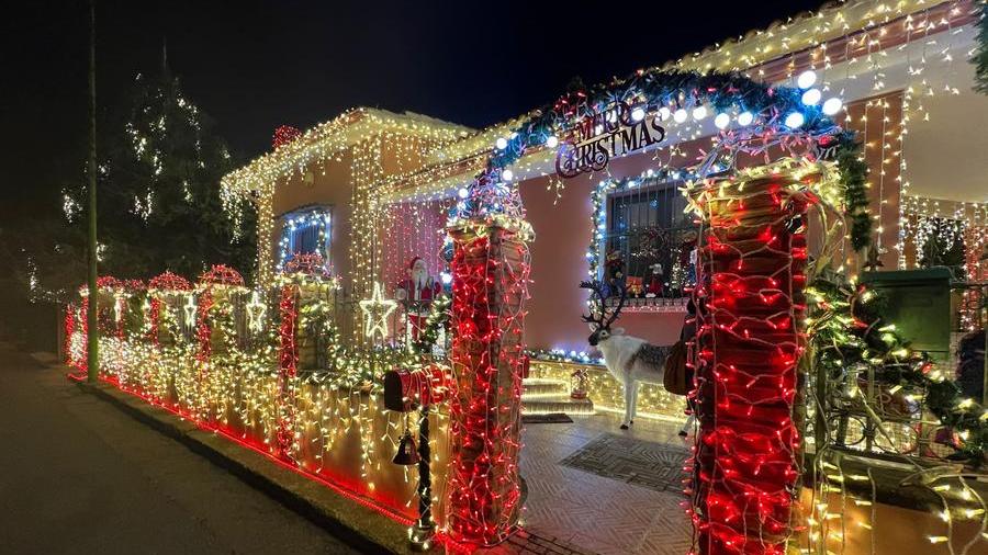 A Senorbì la casa di Babbo Natale: 50mila led per illuminarla e 500 visitatori al giorno