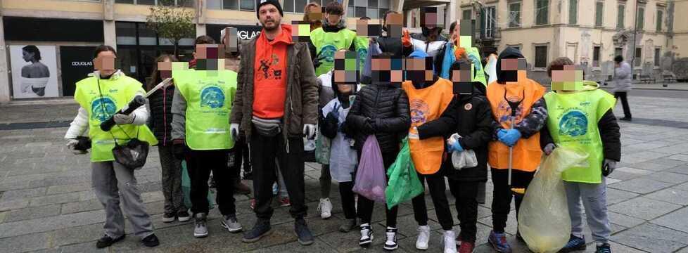 Livorno, gli studenti puliscono piazza Guerrazzi insieme a Stefanini, in arte Mr Green<br>
