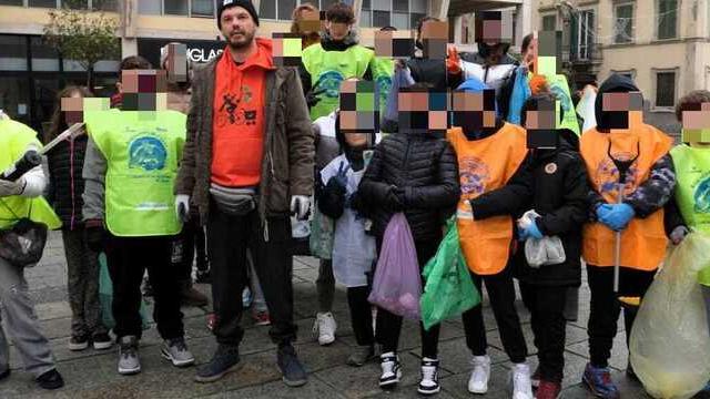 Livorno, gli studenti puliscono piazza Guerrazzi insieme a Stefanini, in arte Mr Green<br>