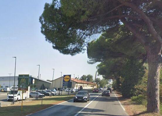 L’aggressione è avvenuta sull’Aurelia all’altezza del supermercato Lidl (nella foto) domenica scorsa intorno alle 12,25