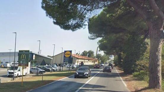 L’aggressione è avvenuta sull’Aurelia all’altezza del supermercato Lidl (nella foto) domenica scorsa intorno alle 12,25