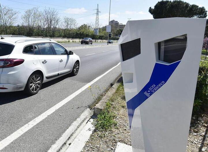 Un autovelox per il controllo della velocità e per il sanzionamento degli automobilisti indisciplinati (Foto d’archivio)