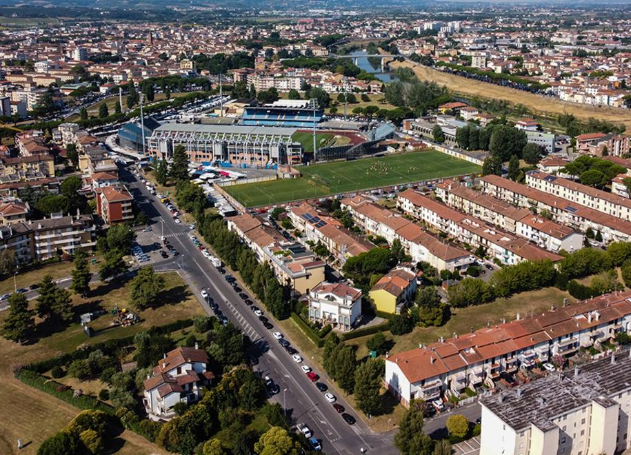 Una veduta di Empoli dall’alto con in primo piano lo stadio Castellani e uno scorcio dell’Arno