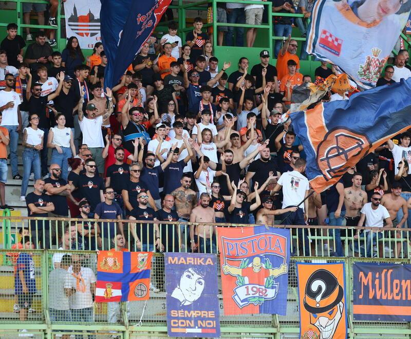 La curva con i tifosi arancioni durante una delle ultime partite della Pistoiese (foto d’archivio)