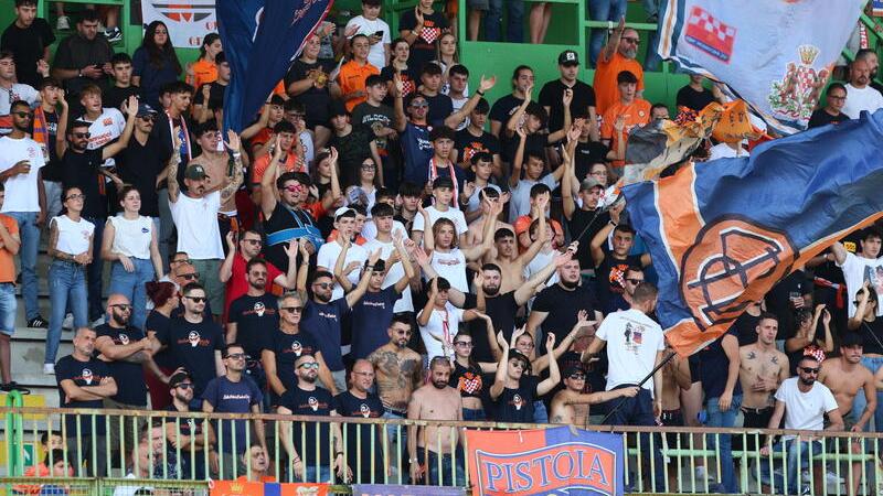 La curva con i tifosi arancioni durante una delle ultime partite della Pistoiese (foto d’archivio)