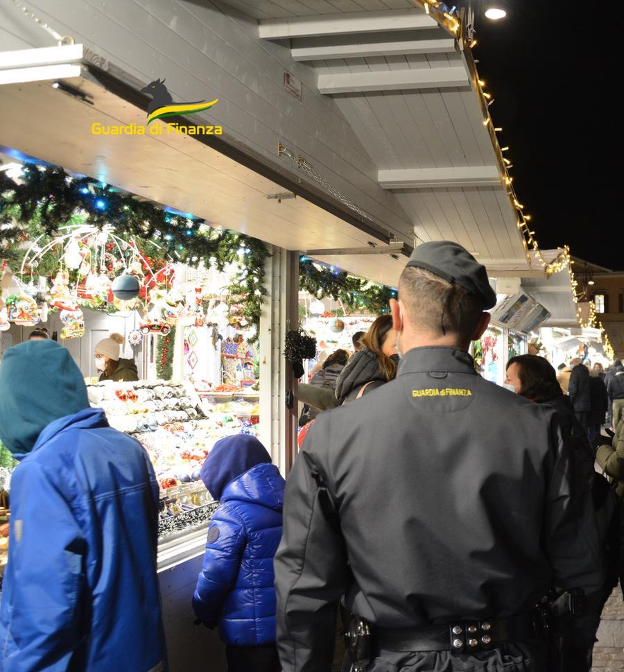 Ferrara, la Finanza sequestra 120mila prodotti potenzialmente dannosi