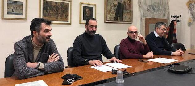 A sinistra il sindaco Matteo Biffoni durante la conferenza stampa sui lavori appaltati nel 2023