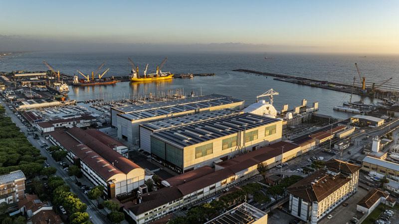 Una veduta del cantiere di Marina di Carrara