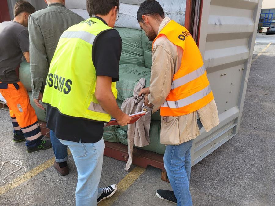 Livorno, importano maglioni non dichiarando il vero valore: maxi multa