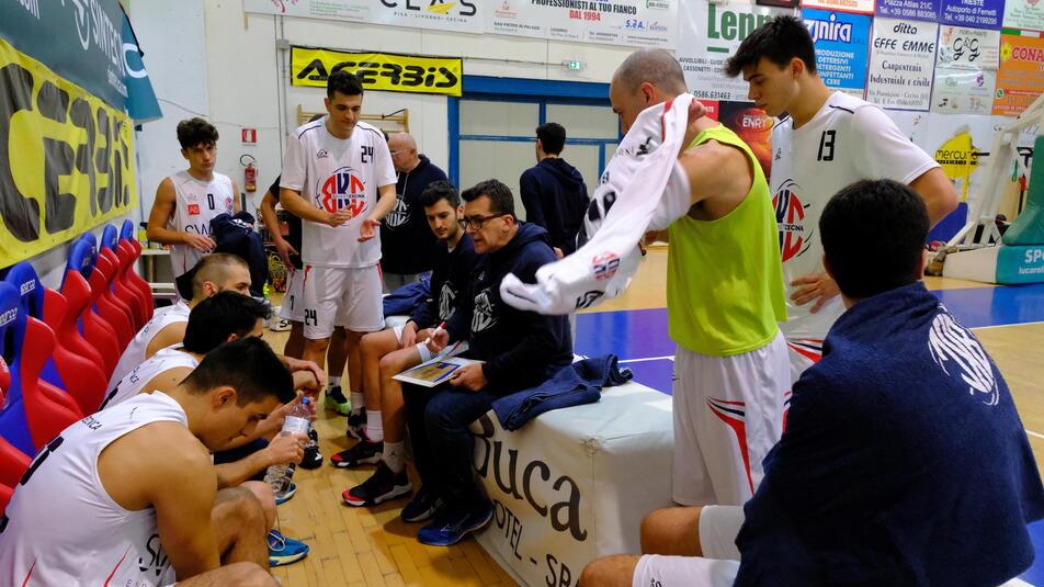 Un timeout di coach Andrea Da Prato (foto Michele Falorni/Silvi)