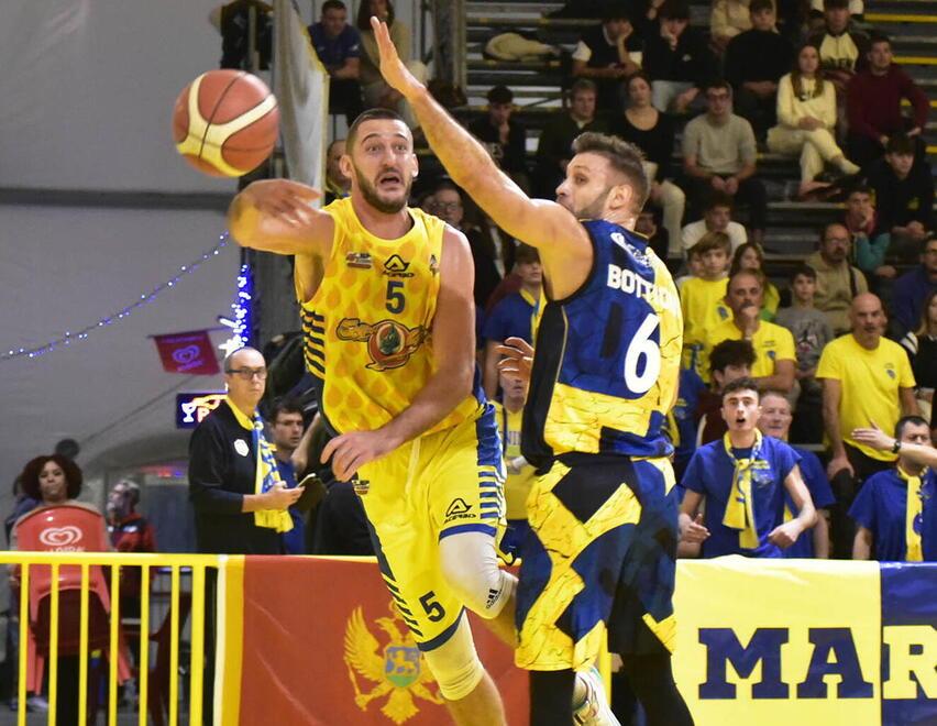 Alessandro Azzaro serve un assist