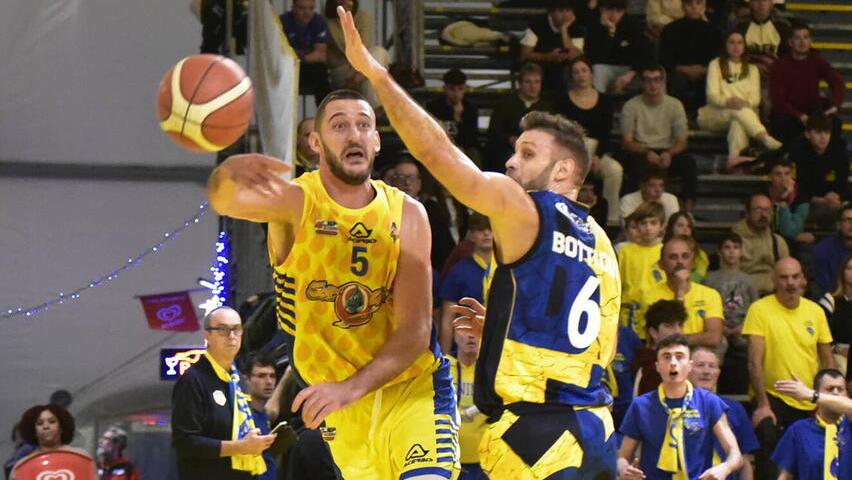 Alessandro Azzaro serve un assist