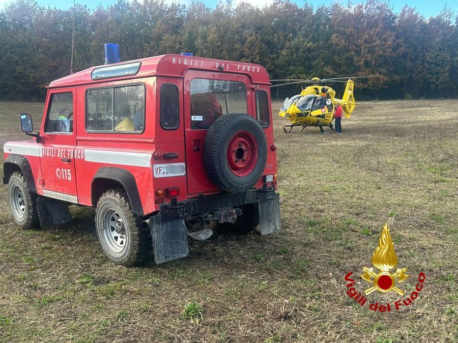 Casciana Terme, auto ribaltata nel fossato: due anziani restano incastrati nell’abitacolo