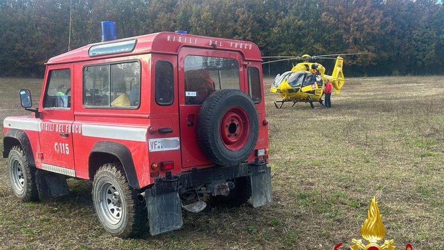 Casciana Terme, auto ribaltata nel fossato: due anziani restano incastrati nell’abitacolo
