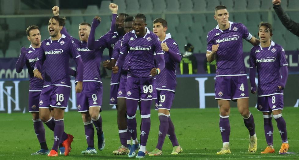 In foto l’esultanza dei giocatori viola al termine della partita di Coppa Italia contro il Parma vinta dalla Fiorentina ai rigori