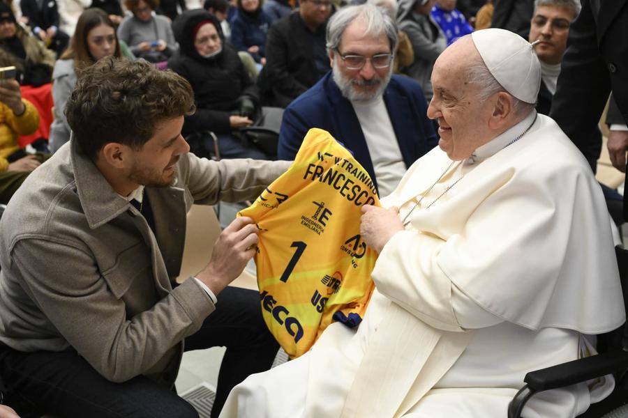 Bruno incontra il Papa in Vaticano e gli regala una maglia personalizzata di Modena Volley con il numero 1 e il nome Francesco