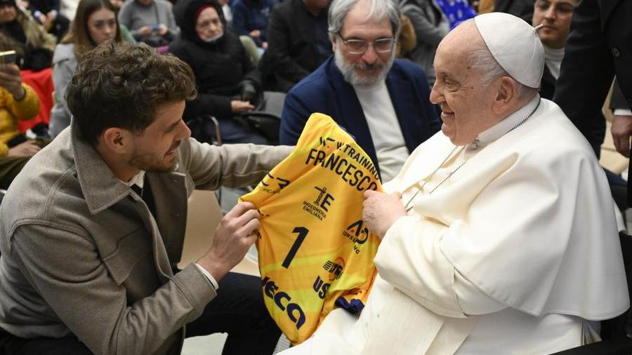 Bruno incontra il Papa in Vaticano e gli regala una maglia personalizzata di Modena Volley con il numero 1 e il nome Francesco