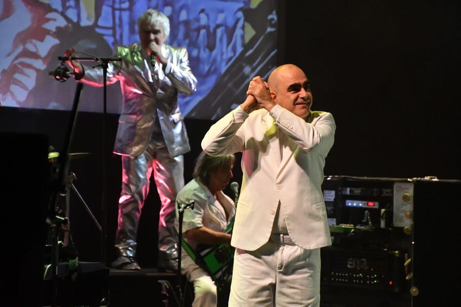 Sassari, il non sense e la musica di Elio e Le Storie Tese fanno esplodere il Comunale