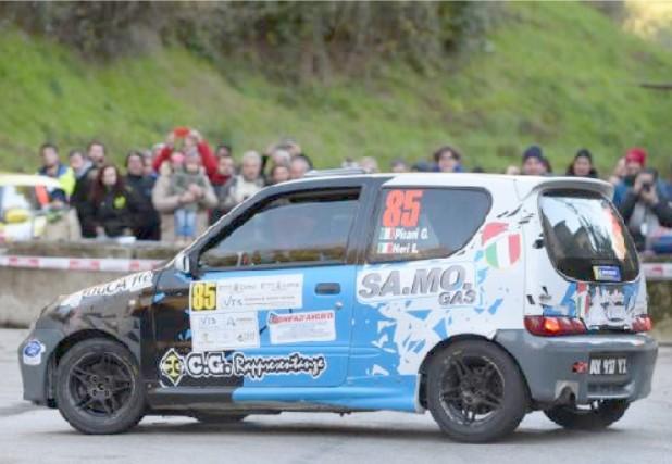 
	Pisani al volante della sua Fiat Seicento

