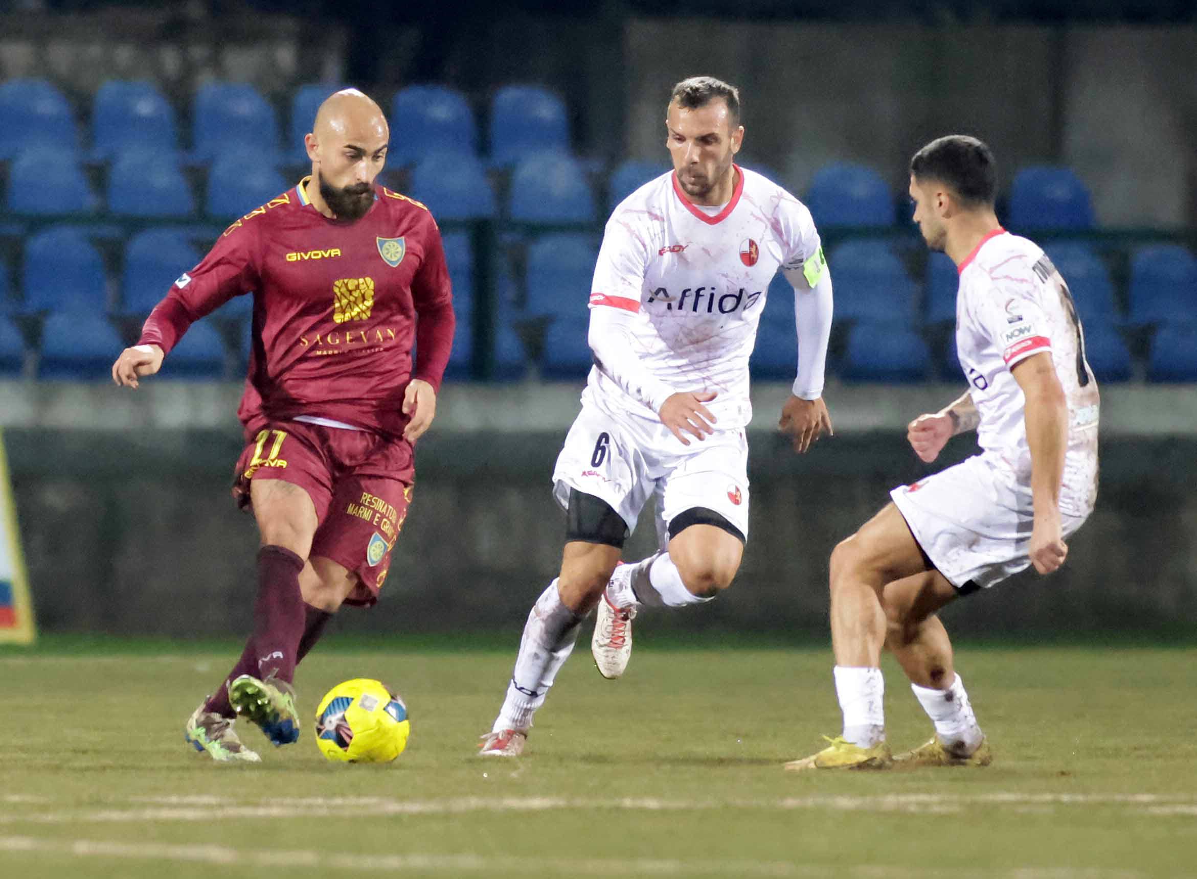 Un’azione di gioco di Carrarese-Lucchese