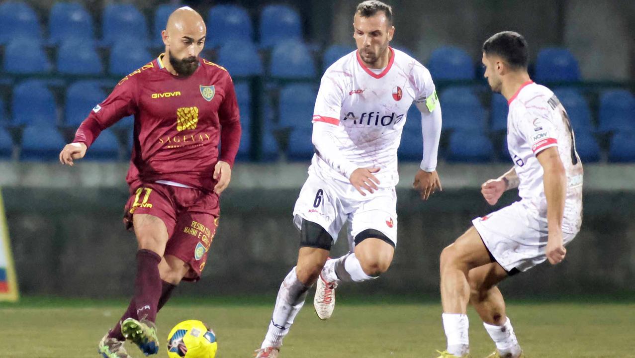 Un’azione di gioco di Carrarese-Lucchese