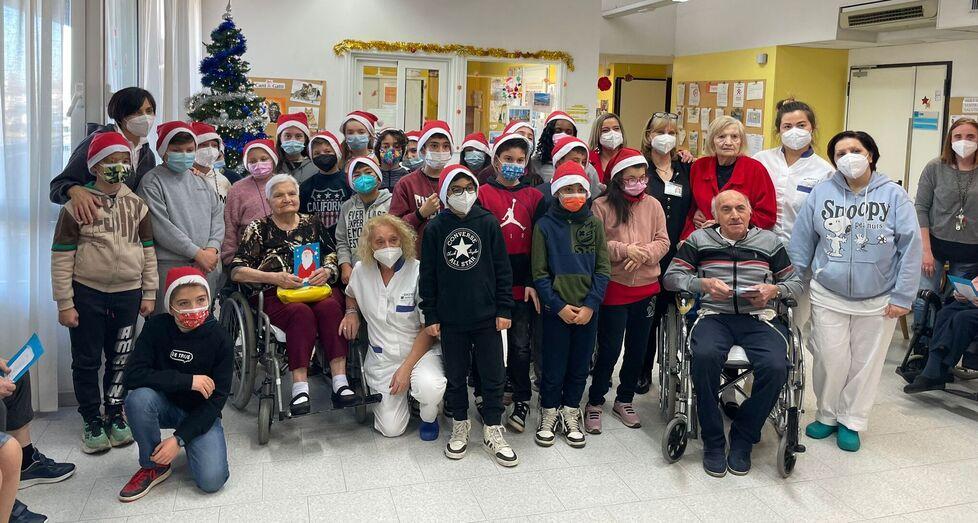 Modena, l’incontro nella Rsa tra anziani e bambini: «Un arricchimento»