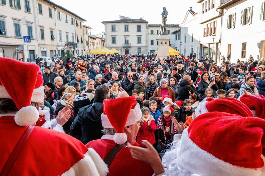 La Compagnia di Babbo Natale distribuisce doni ai bambini e aiuti alle famiglie in difficoltà