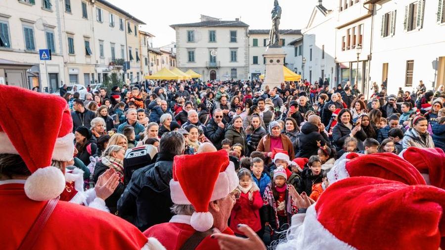 La Compagnia di Babbo Natale distribuisce doni ai bambini e aiuti alle famiglie in difficoltà