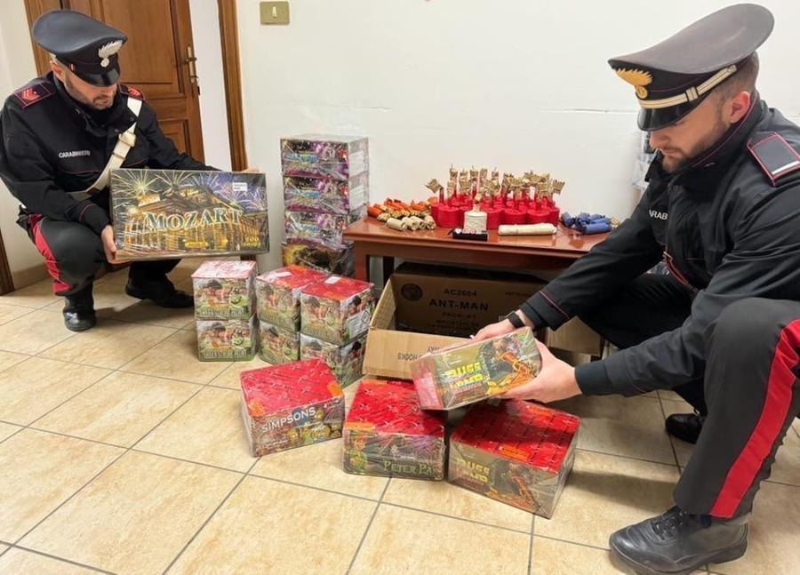 I carabinieri scovano un “arsenale” di oltre 100 chili di fuochi d’artificio: 37enne di Nuxis nei guai