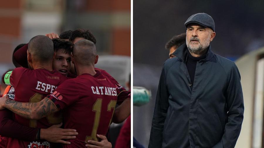 
	Un'esultanza dei giocatori del Pontedera e a destra mister Max Canzi

