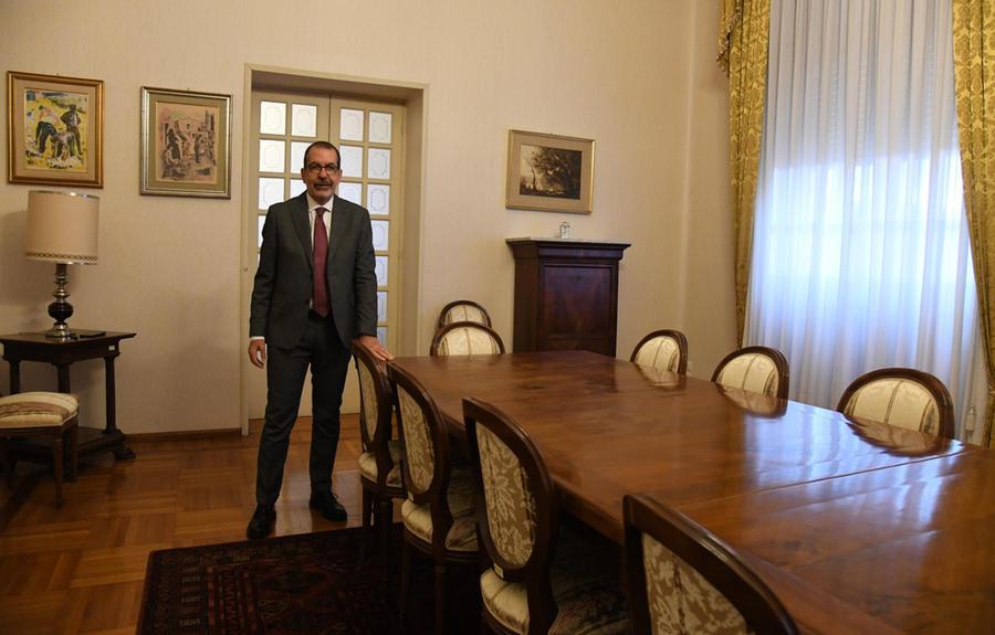 
	Il prefetto di Nuoro Giancarlo Dionisi nella sala delle rappresentanze del palazzo del Governo in&nbsp;via Deffenu (foto di Massimo Locci)

