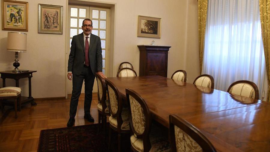 Il prefetto di Nuoro Giancarlo Dionisi nella sala delle rappresentanze del palazzo del Governo in via Deffenu (foto di Massimo Locci)