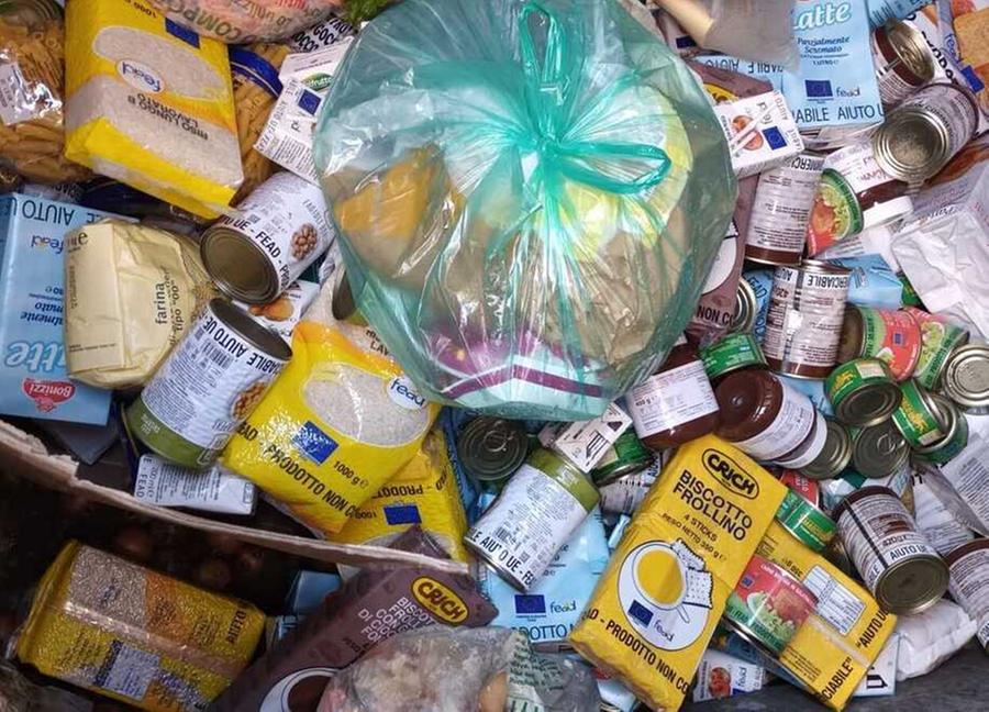 
	Il pacco gettato e poi recuperato dalla volontaria

