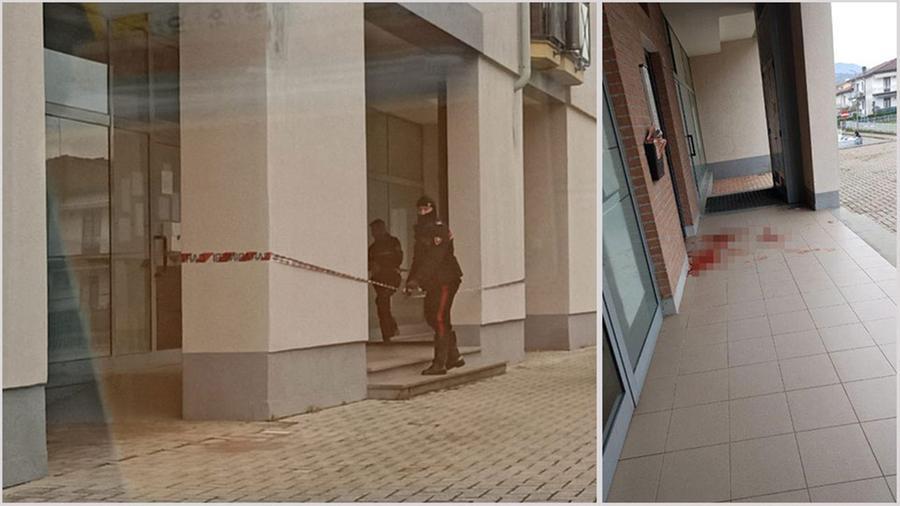I carabinieri mentre delimitano l’area in cui le due donne sono state aggredite dal cane e le tracce di sangue lasciate sulla pavimentazione condominiale