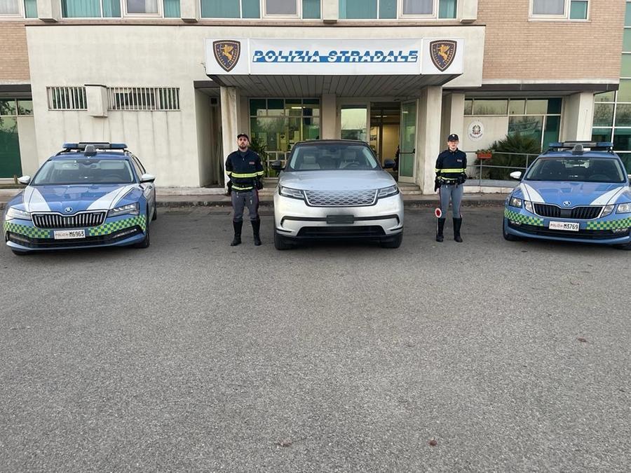 Modena, con la targa falsa in autostrada: fermato dalla polizia