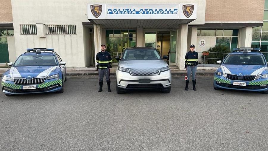 Modena, con la targa falsa in autostrada: fermato dalla polizia