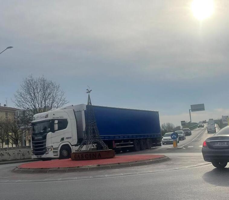 Cascina, il cavalcaferrovia non è presidiato: così i camion dribblano il divieto<br>
